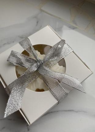 Новогодняя свеча снежинка в подарочной упаковке