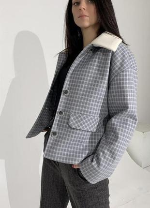 Женский серый жакет в клеточку