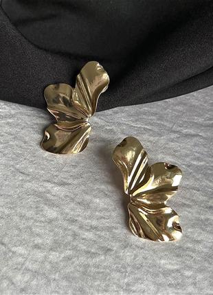 Сережки пусети великі ефектні у формі пелюстки колір золото