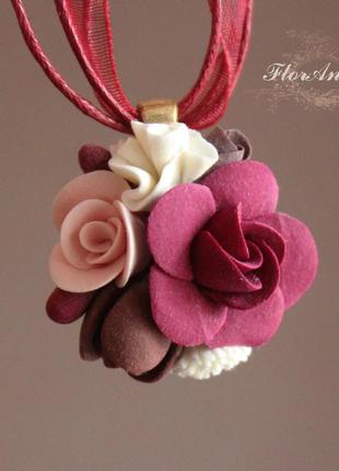 Бордовий кулон із трояндами з полімерної глини "марсовий беж"