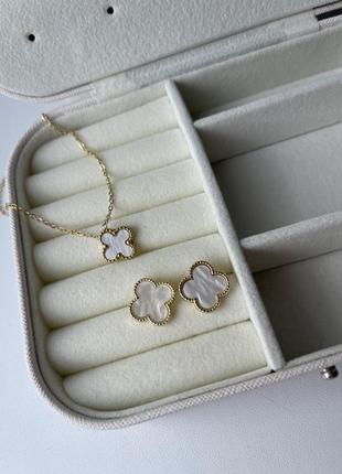 Набір підвіска та сережки в стилі van cleef клевер з  білою вставкою
