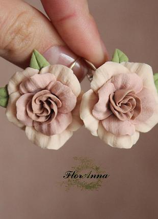 Пудові сережки ручної роботи з квітами з полімерної глини "бежева пудра"