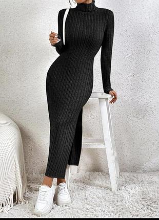Длинное трикотажное платье с разрезом