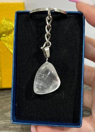 Натуральний камінь гірський кришталь кулон природної форми на брелоку - оригінальний подарунок хлопцеві дівчині в коробочці