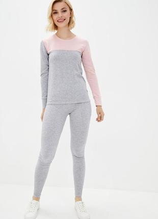 Оригинальный серо-розовый спортивный костюм приталенного кроя