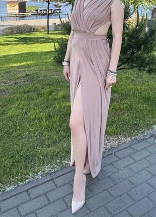 Шикарное вечернее платье с голой спиной и разрезом