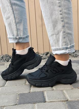 Чорні кросівки з трендовою підошвою