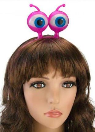 Очі інопланетянина рожеві, що світяться