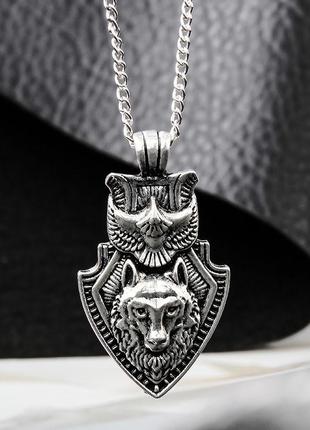 Медальон с изображением волка на цепочке