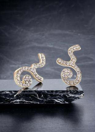 Золотистые серьги со стразами