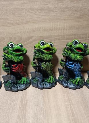 Садовая фигура лягушка с лопатой 21 см высота