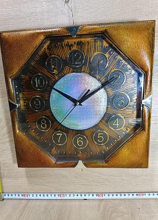 Часы настенные классические квадратные