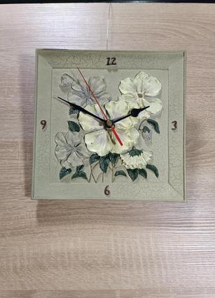 Часы настенные классические квадратные