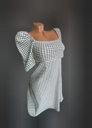 Платье с квадратным вырезом