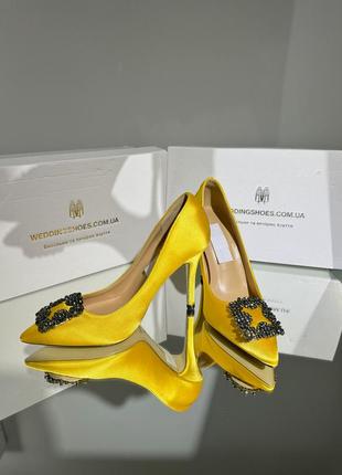 Праздничные вечерние атласные желтые туфли с брошью в стиле manolo blahnik
