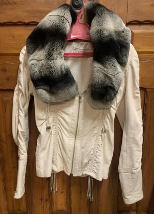 Шкіряна біла курточка на хс/с