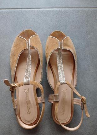 Элегантные кожаные босоножки