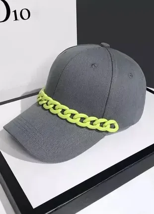 Кепка-бейсболка с цепочкой