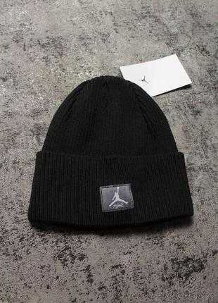 Удобная зимняя шапка черного цвета