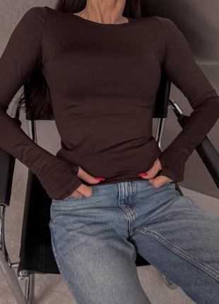 Базовий жіночий облягаючий лонгслів з мікродайвінгу з розрізом для пальчика коричневий шоколвдний