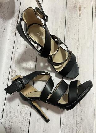 Босоножки на шпильках