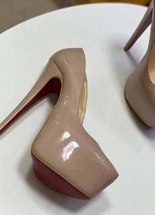 Бежеві туфлі cl