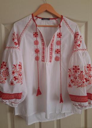 Вышиванка белая в красный орнамент