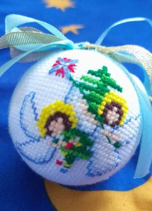 Новогодняя игрушка вышита