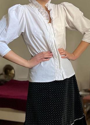 Винтажная австрийская рубашка с рукавами-фонариками и красивым кружевом в зоне воротничка