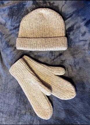 Комплект шапка и перчатки шерстяные