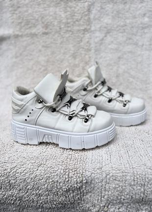 Кроссовки на высокой подошве