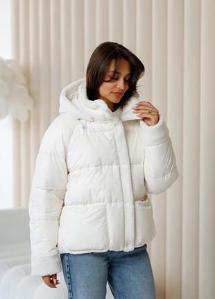 Зимова куртка молочна з капюшоном коротка
