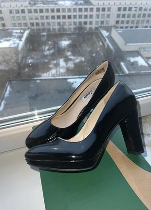 Новые черные лаковые виниловые лакированная кожа классические туфли clarks на высоком устойчивом каблуке 39