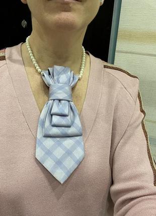 Аксессуар для деловых женщин.