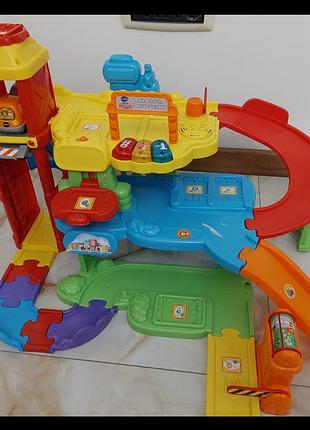 Развивающая музыкальная игрушка гараж трек с машинкой vtech