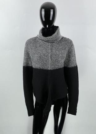 Стильний фірмовий светр