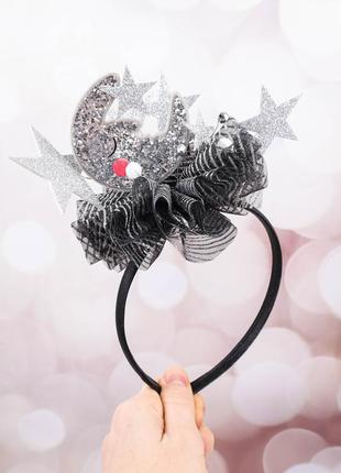 Обруч ночі або заколка з зірками та місяцем.