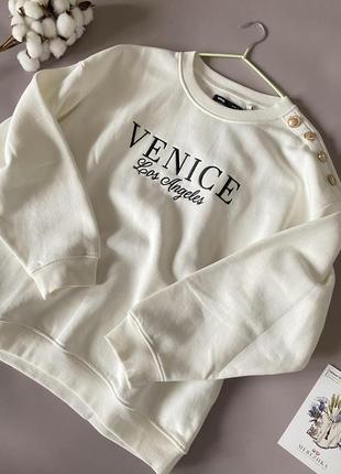 Теплый свитшот молочного цвета с пуговицами теплый свитшот