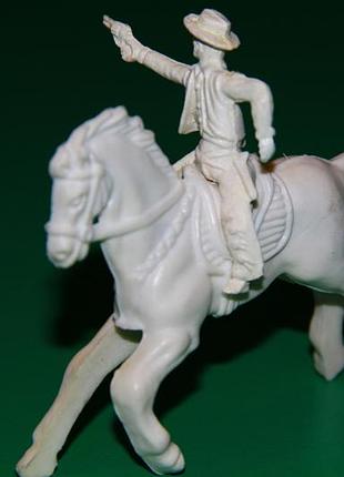 Ковбой с револьвером на коне indеец 54мм гонконг