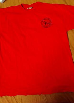Красная футболка
