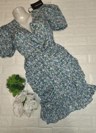 Платье в цветочный принт pretty little thing