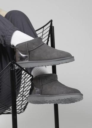 Женские угги ugg classic ultra mini mens lacquer ультра мини серого цвета лакированная вставка