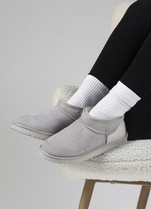 Женские угги ugg classic ultra mini grey Set ультра мини серого цвета лакированная вставка