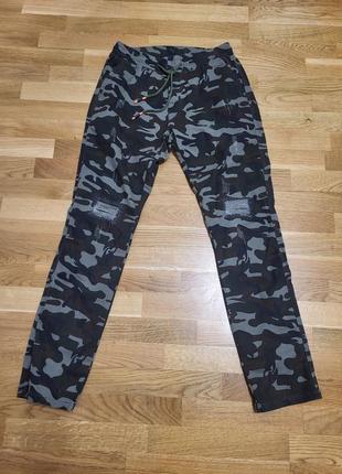 Камуфльовані брюки