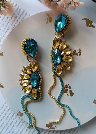 Серьги из бисера и кристаллов желто -голубые цветы с цепочкой
