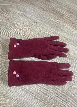 Перчатки перчатки в трендовом цвете марсала