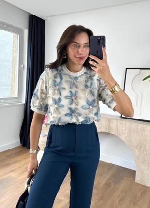 Кофта футболка з коротким рукавом прикрашена обʼємними квітковими аплікаціями