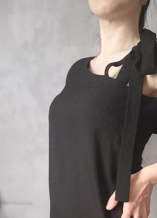 Короткое черное платье