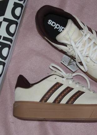 Кожаные кроссовки адедас adidas с вышивкой
