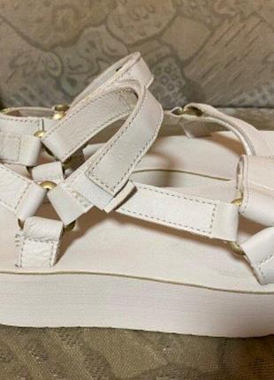 Кожаные босоножки teva